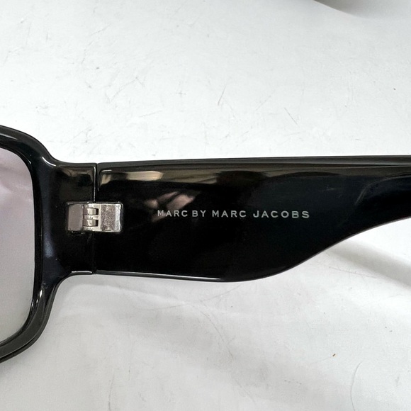 MARC by MARC JACOBSđź’ĄSOLD OUTđź’ĄUnisex Black Frame Sunglasses - Picture 9 of 10